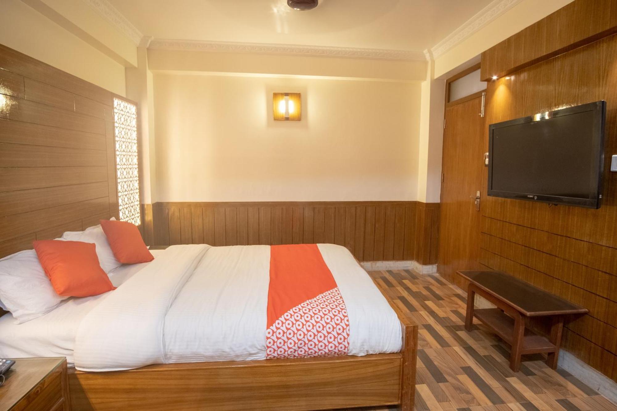 Oyo 304 Hotel Manama Balaju Экстерьер фото