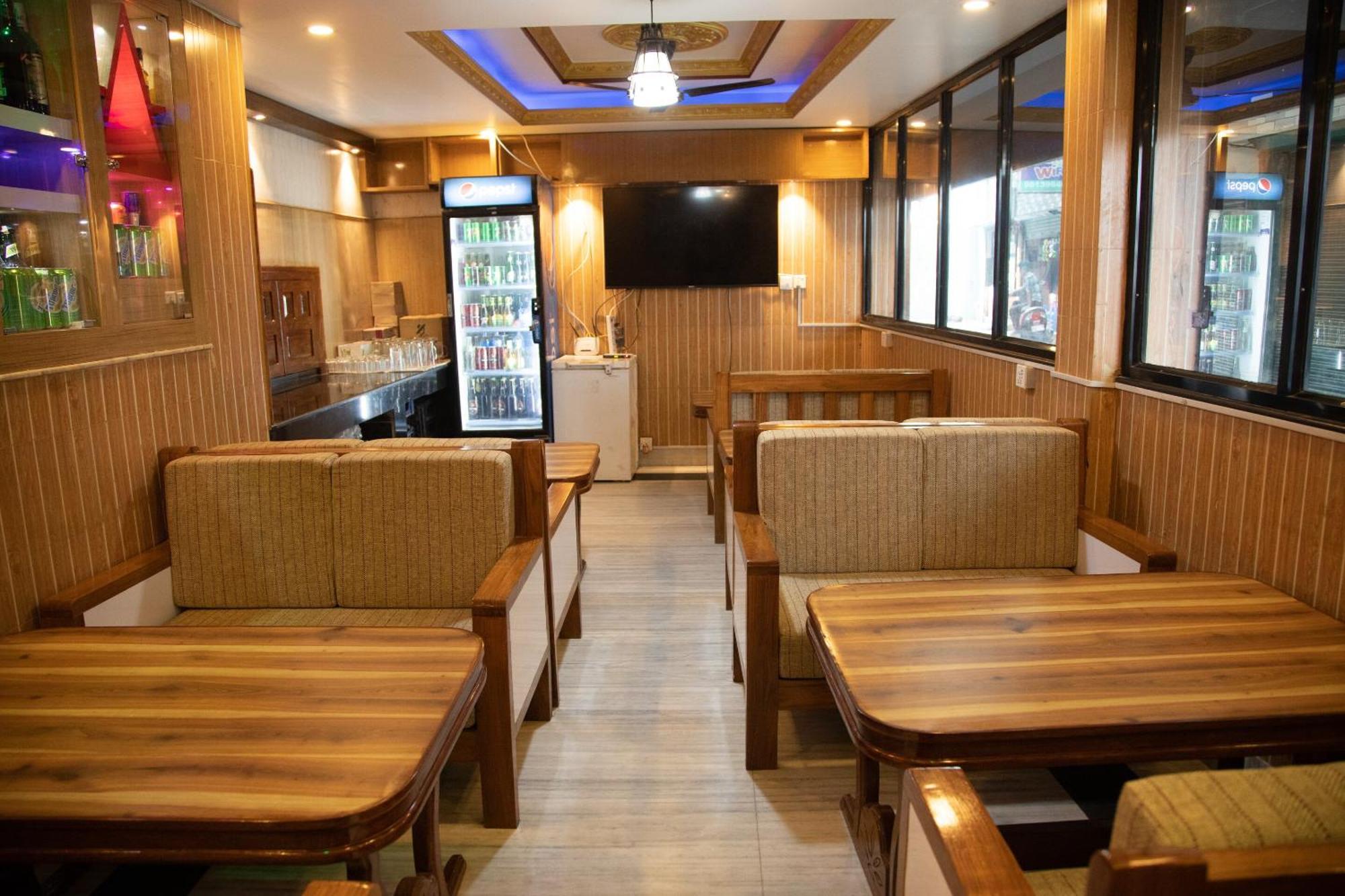 Oyo 304 Hotel Manama Balaju Экстерьер фото