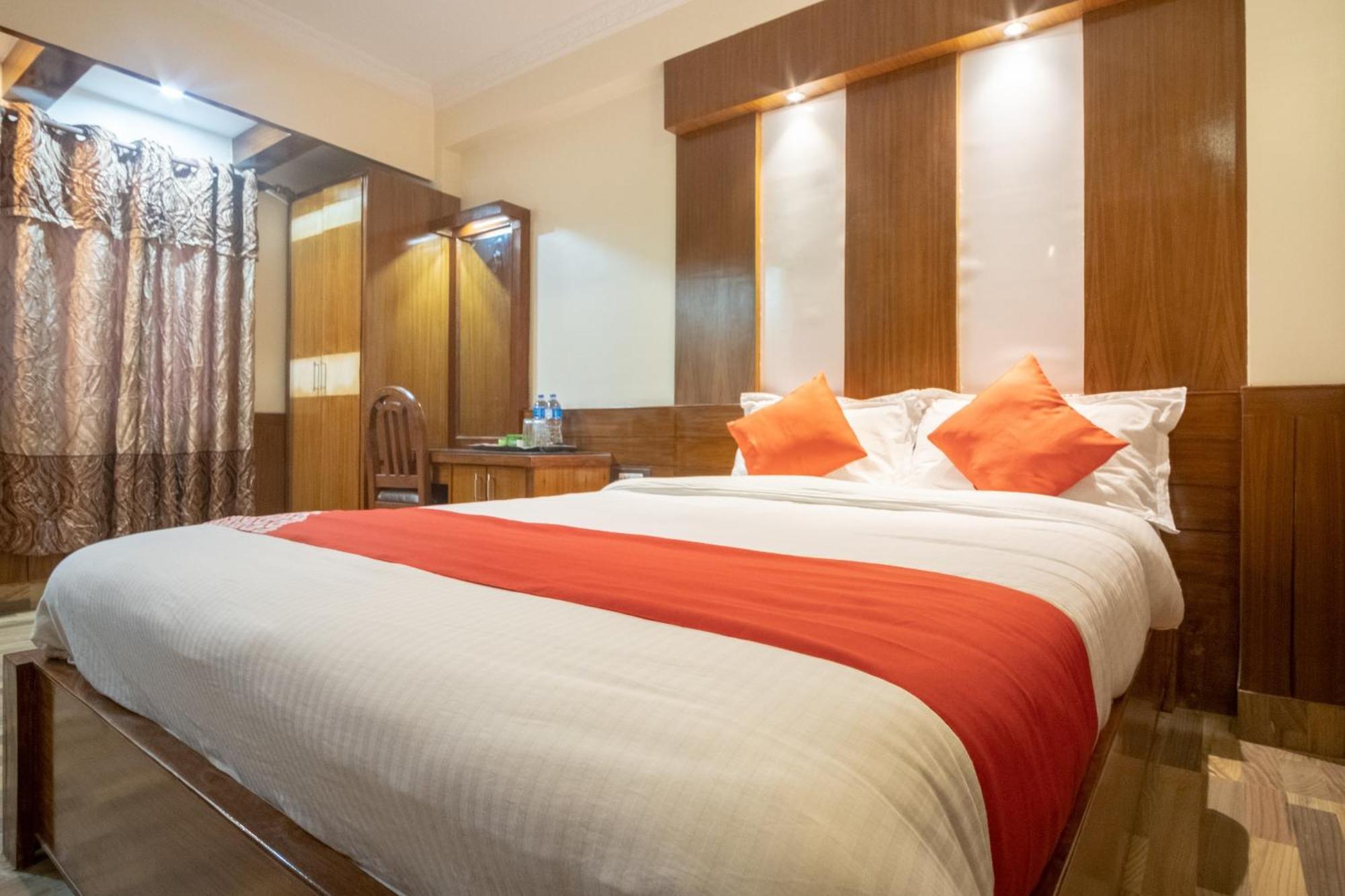 Oyo 304 Hotel Manama Balaju Экстерьер фото